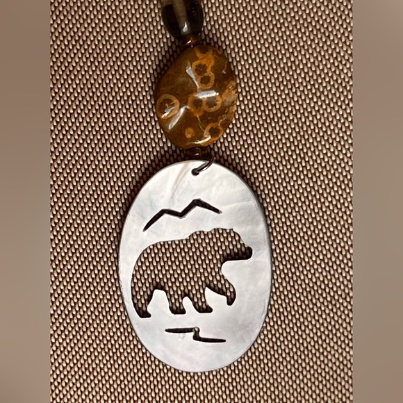 Vintage Native American cut out pearl Inlaid Zuni Bear necklace stone pendant - Picture 3 of 4